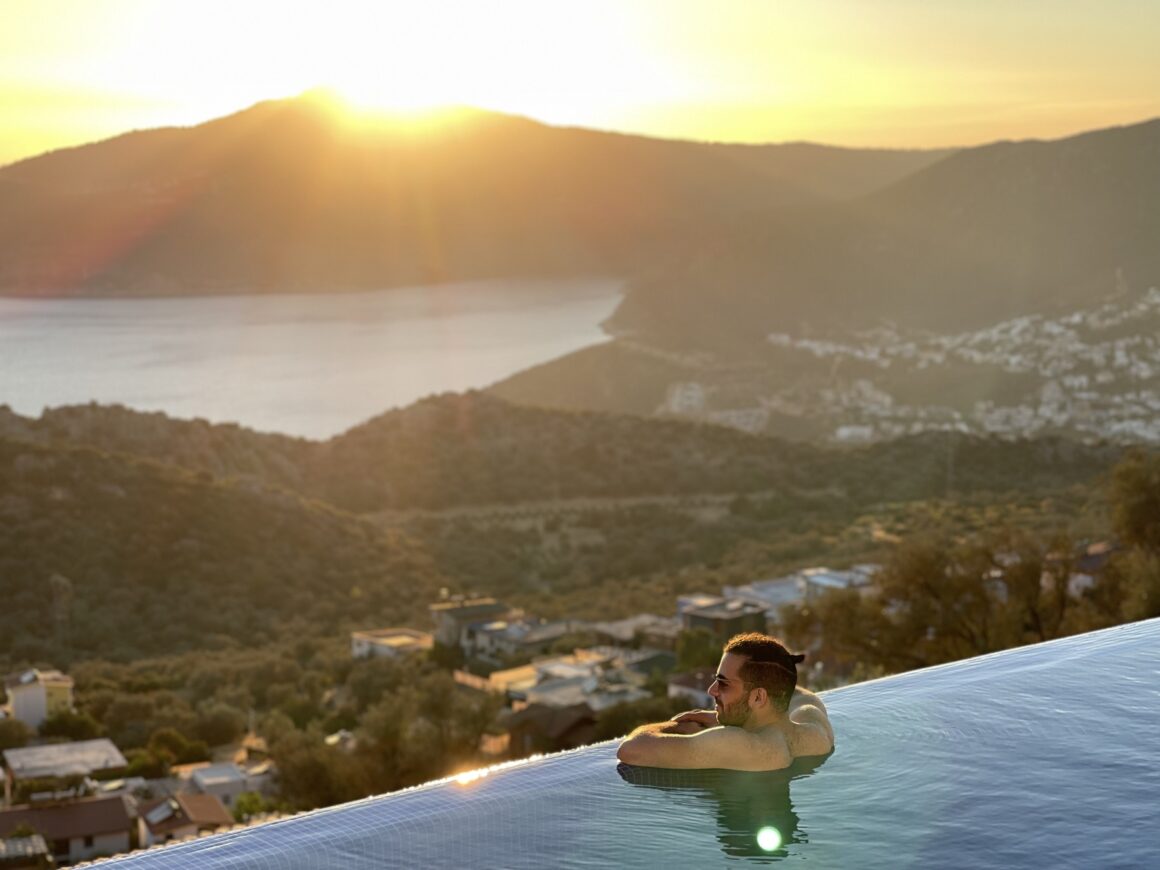 Nej Douma piscine coucher de soleil